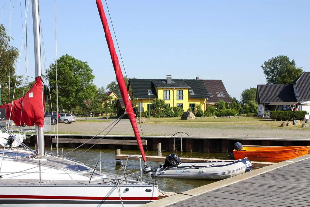 Doppelhaushaelfte am Hafen von Neuendorf