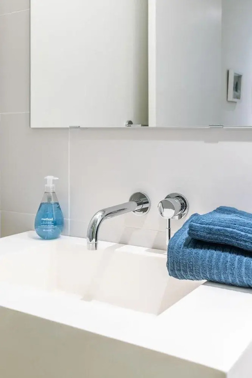 Stylish and Bright 1BR Condo King West