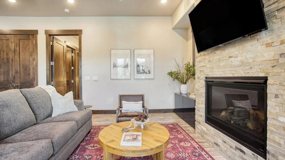 Kokopelli and Kestrel by Avantstay 2 Moderm Condos + Community Pool + Fireplace + Walk to Park City Lifts