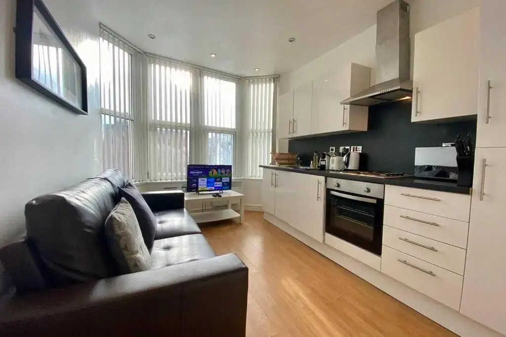2 Bedroom Apartment Near City Centre, Uni & Parks!