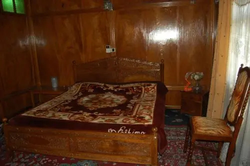 New Chez Henry Houseboat