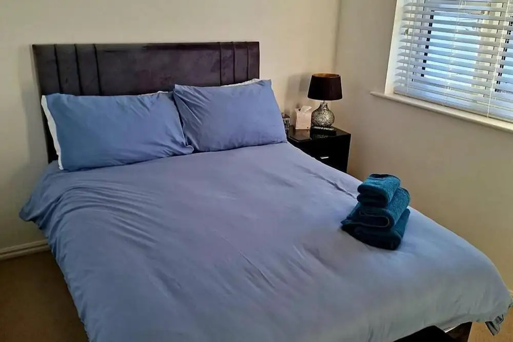 2-br, Sleeps 4 Near Beach w Garden, Parking & Pets
