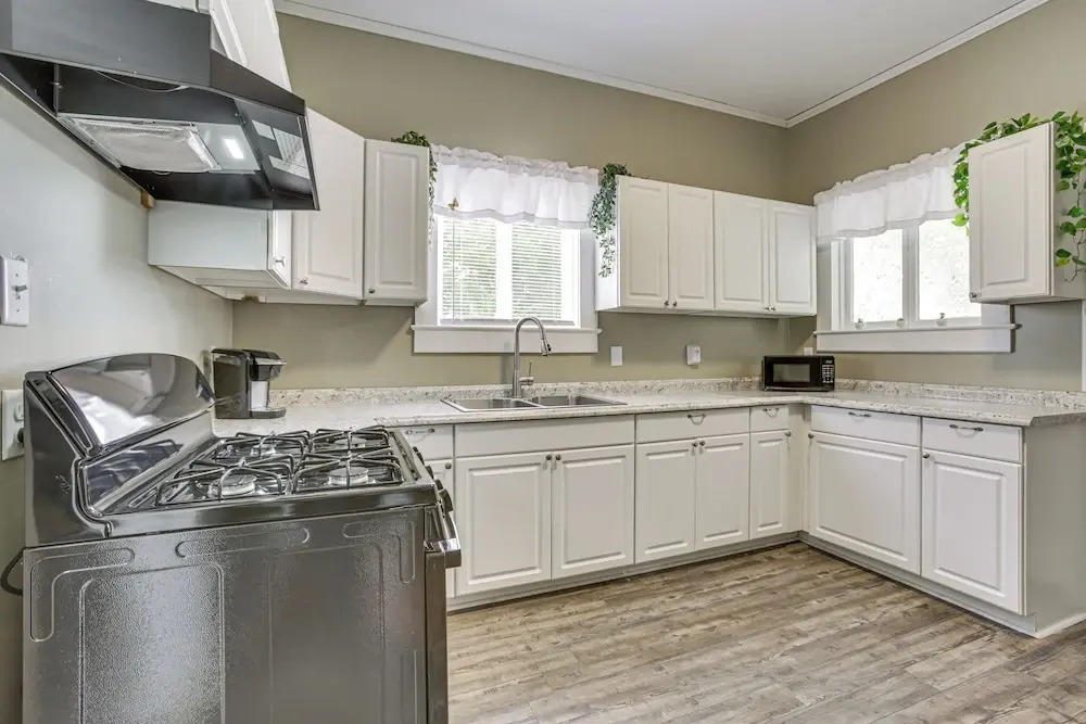 Historic District Haven! Walk Downtown + Fast Wifi