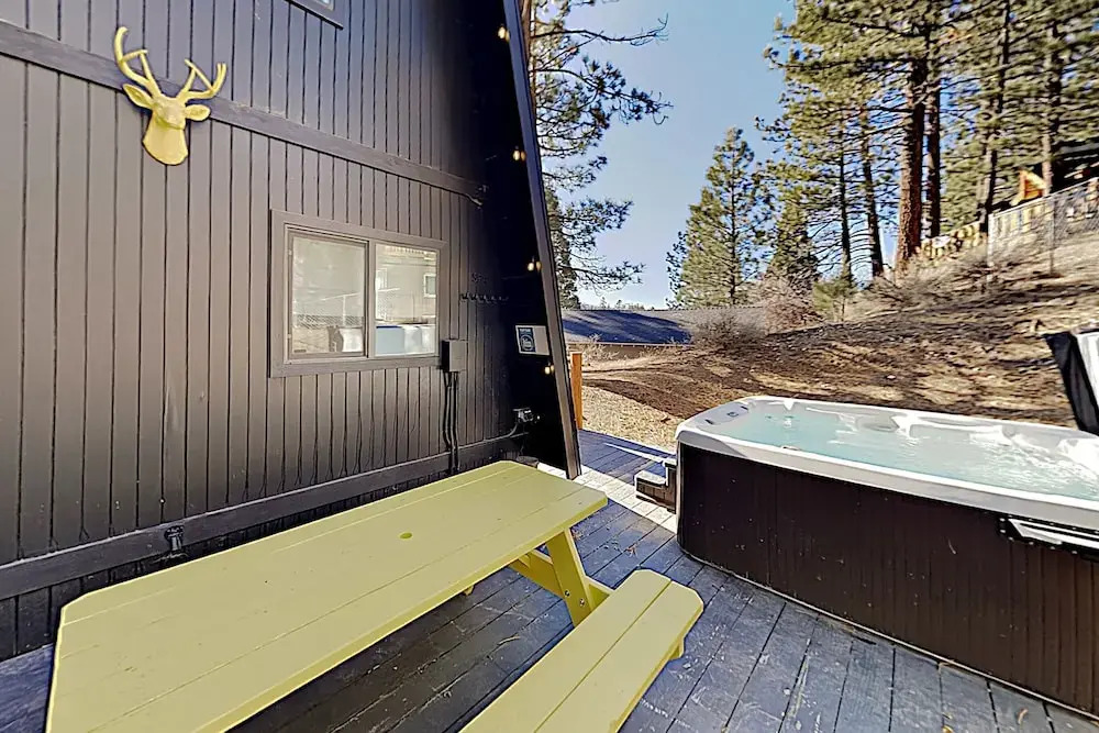 Rustic-chic Remodel W/ Fireplace, Deck & Hot Tub! 3 Bedroom Cabin