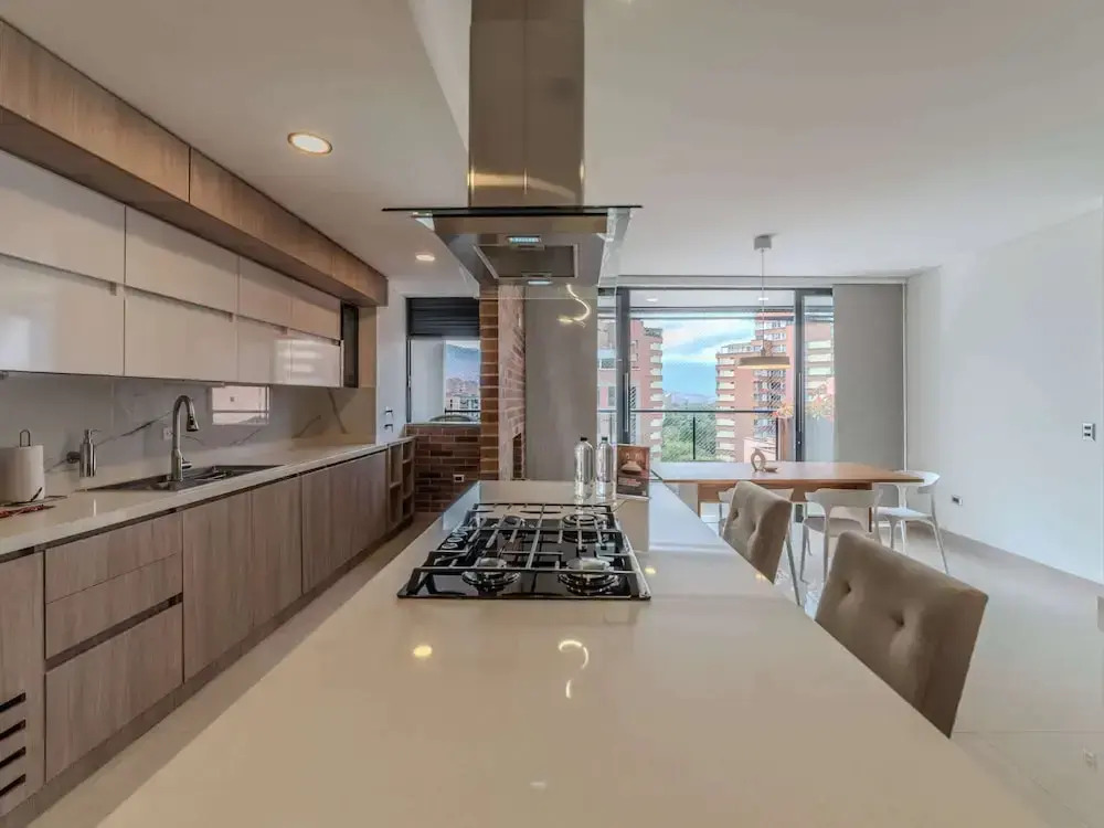w Elegant 3BR w Outdoor Balcony