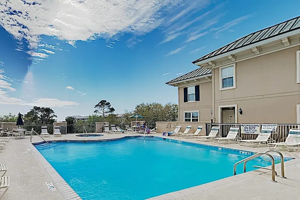 Coligny Plaza W/ Rooftop Pool, Walk To Beach 2 Bedroom Condo