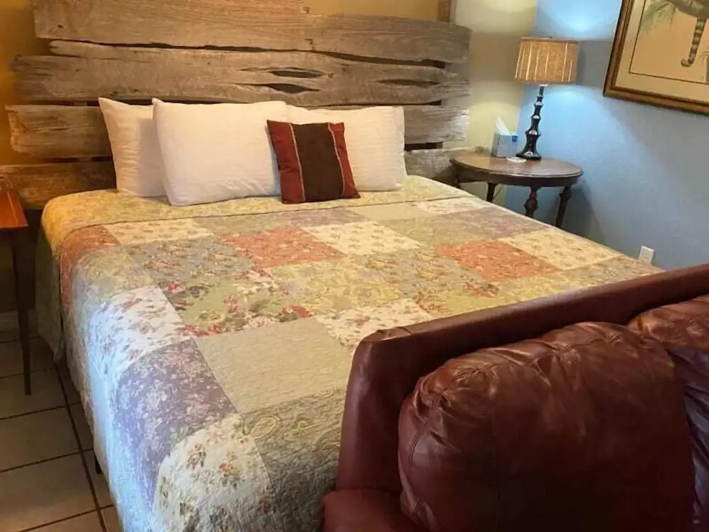 Chantilly Lace Country Inn - Bed And Breakfast - Adult Only