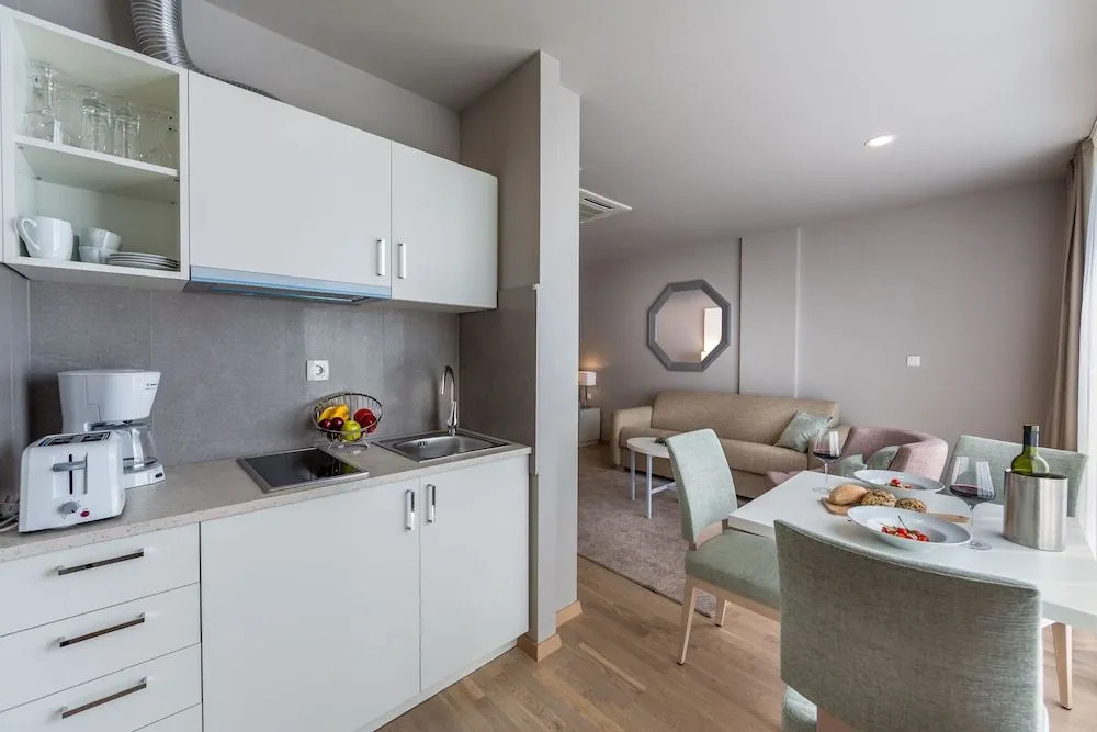Apartments & Rooms Preelook