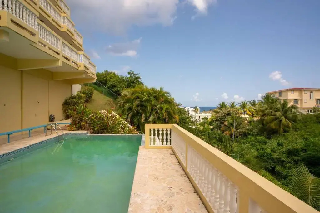 3 bdr apt with pool steps from Sandy Beach
