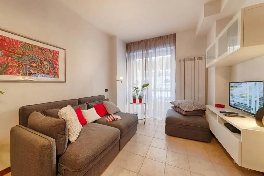Modern Lakefront 2-Bedroom Apartment