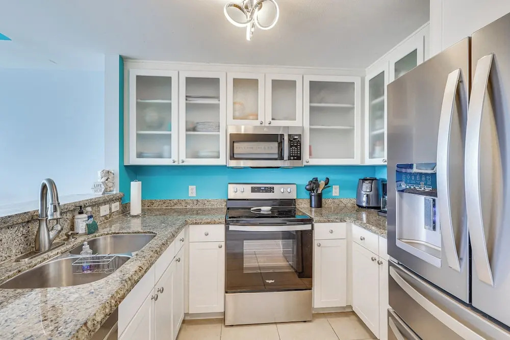 Walk to Beach & Marina! Ruskin Resort Retreat