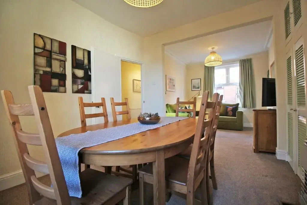 Close to the City, Classic Chester Home to sleep 6