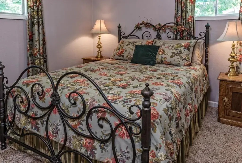 Silver Heart Inn & Cottages