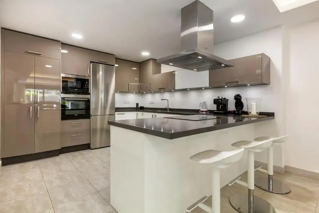 FIVE STAR 3 bedroom Apt in ideal location - RDR237