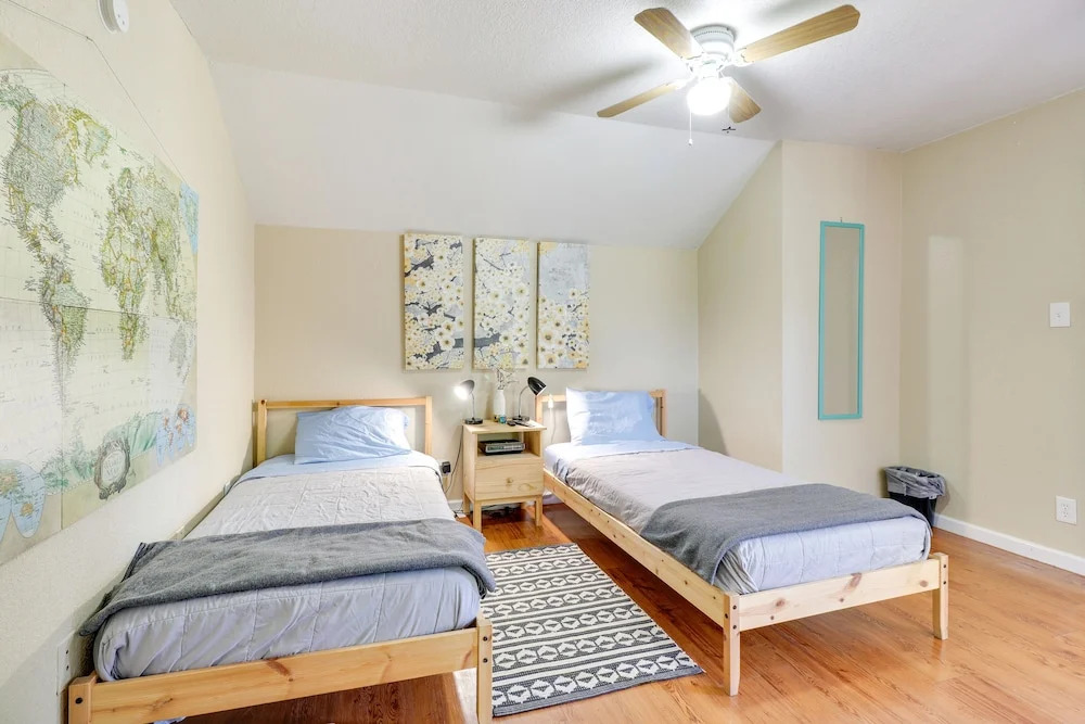Austin Condo w/ Pool Access: 5 Mi to Downtown!