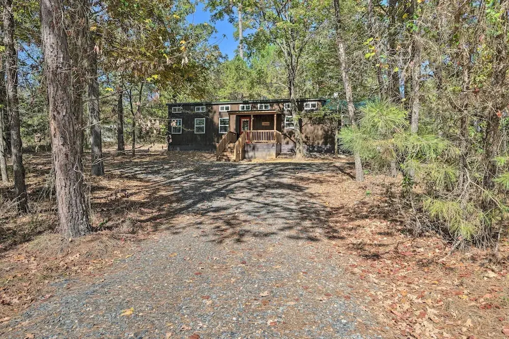 Stylish Cabin by Beavers Bend: Hot Tub & Fire Pit