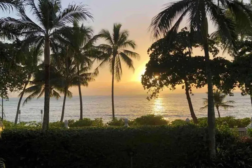The Beach House 3BR Waterfront Apartment, Own WIFI