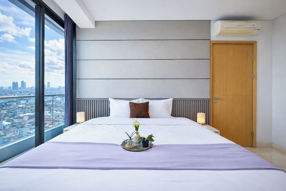 White Tone 2Br With City View At Capitol Suites Apartment