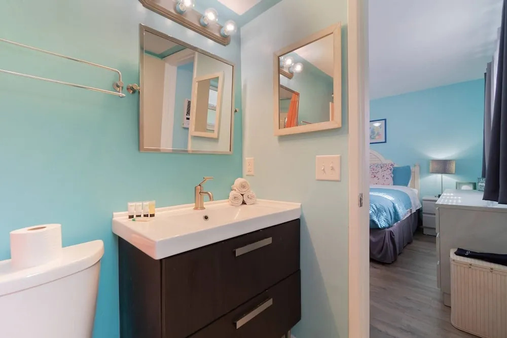 Mid Mari - Gorgeous Nautical Condo Near Beach, Shops & Restaurants- Condo 105