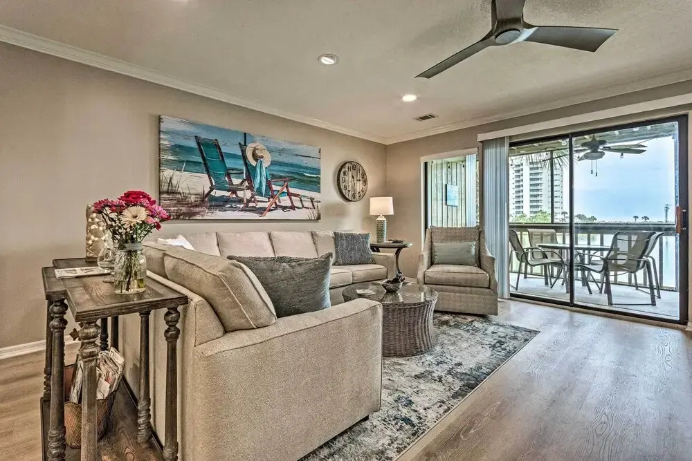 Beachy Lakefront Escape - Walk to the Shore!