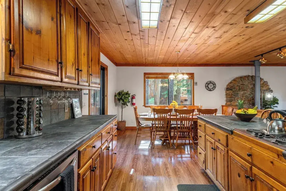 Whiskey Springs by Avantstay Classic Cabin Near Tahoe Donner Ski Area!