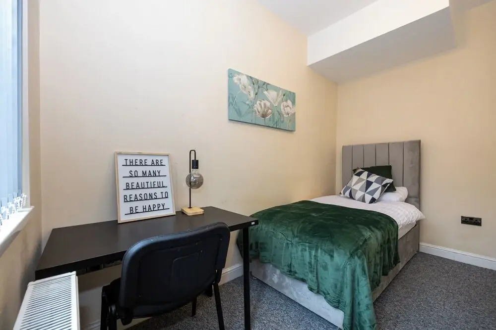 Stunning 3 Bedroom Home in Newcastle-under-lyme With Garden