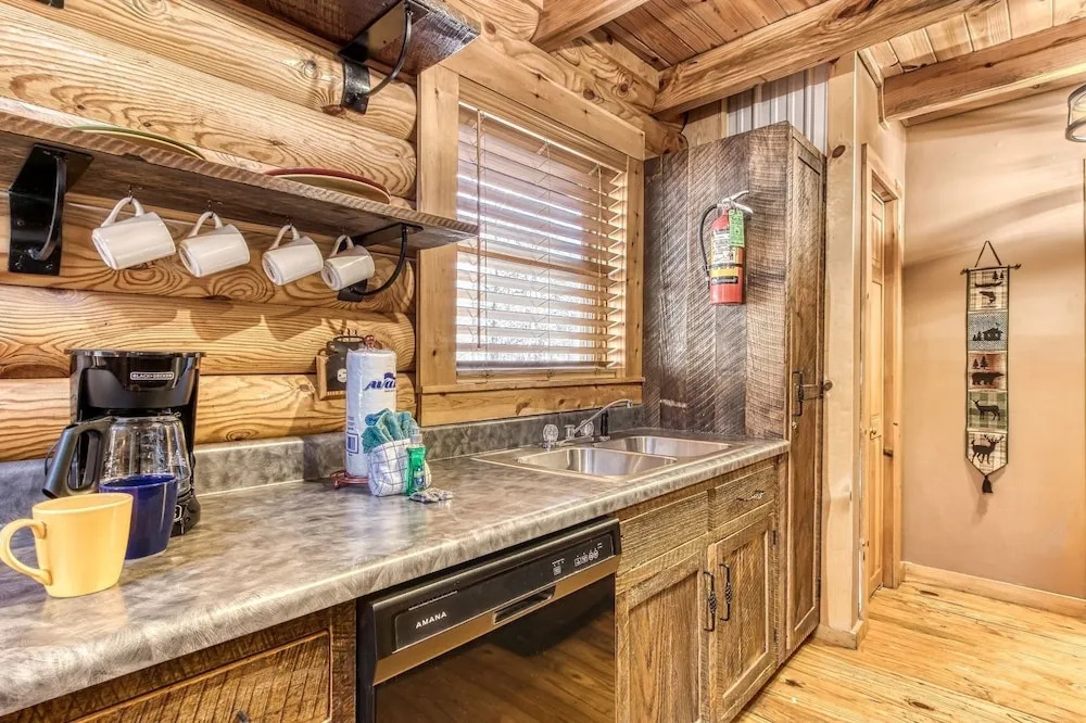 ER45 - Tin Pan Alley - Great location, Just across from swimming pool! cabin