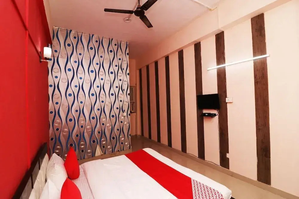 Glorious Stayz 53 Deluxe by OYO Rooms