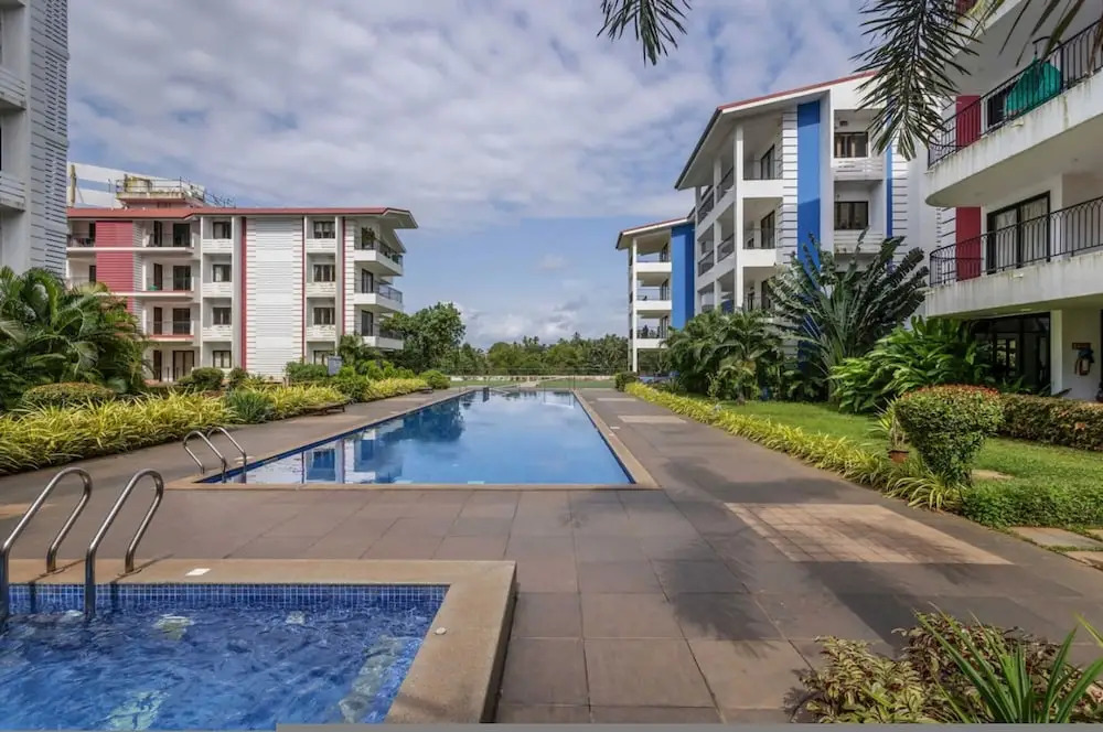 Luxe 1bhk w Pool Sauna 1km to the Beach