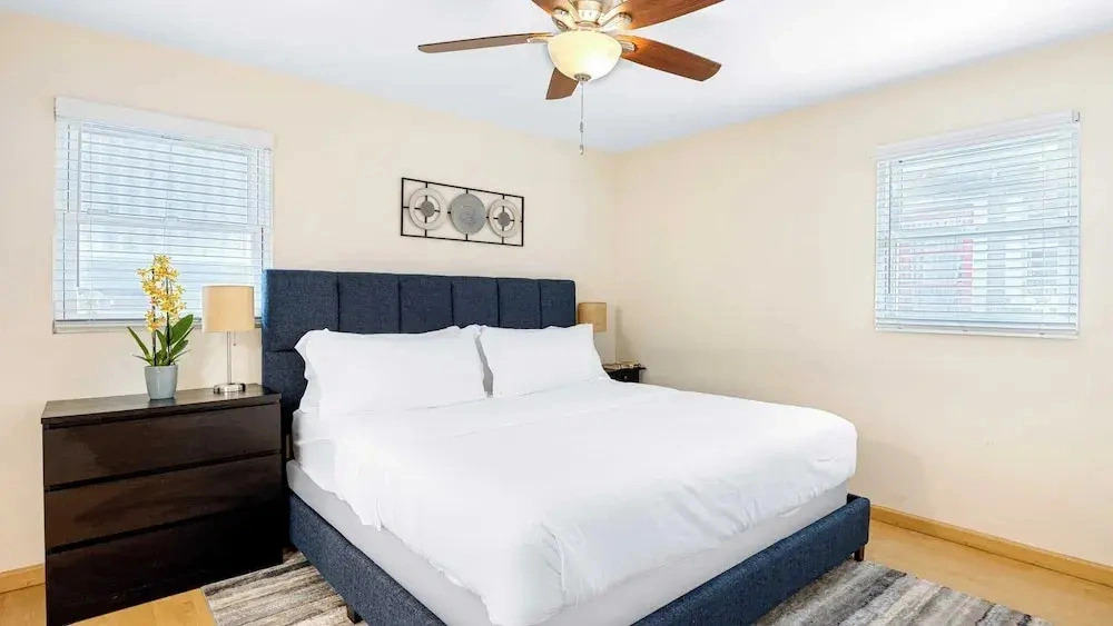 Sunny Venice Beach Home With Open Living & Walkability to Abbot Kinney Venice Drift by Avantstay