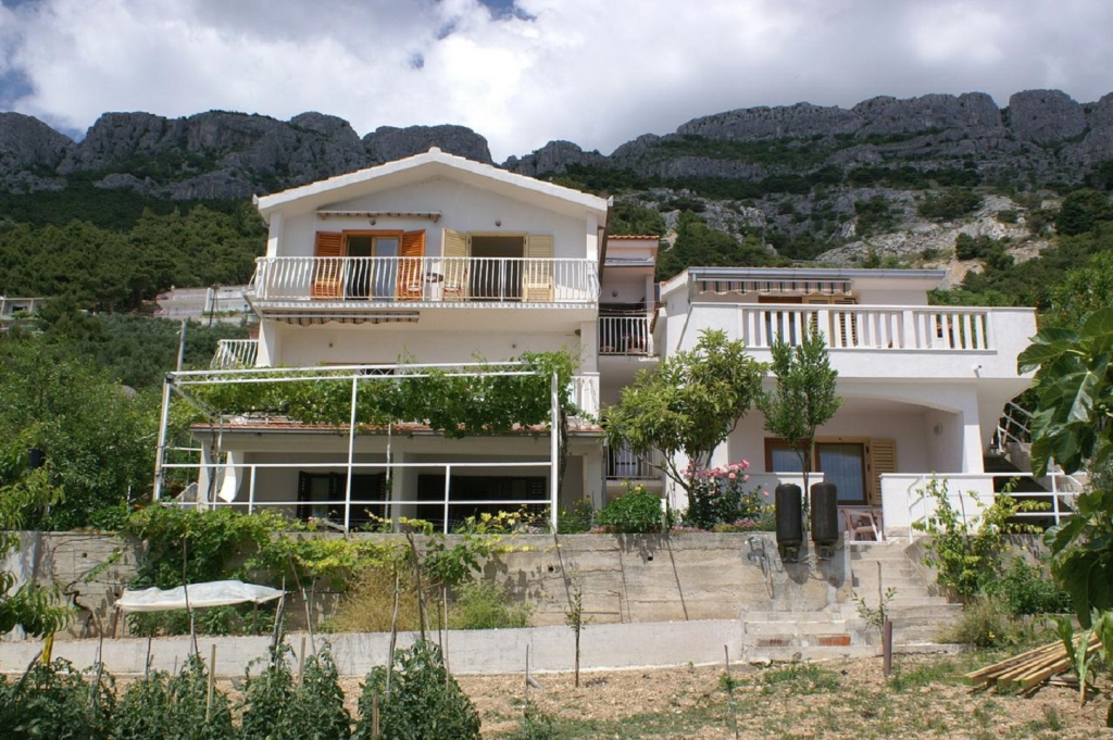 Apartment Niko - 50 m from pebble beach: A4 Pisak, Riviera Omis
