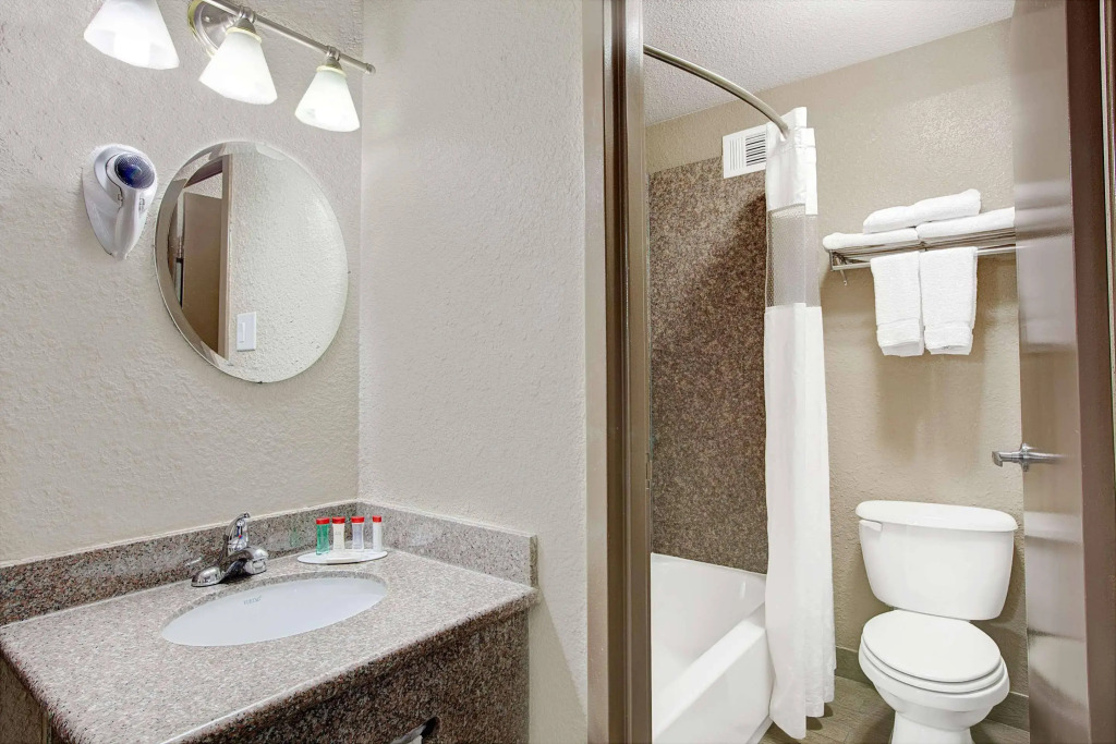 Red Lion Inn & Suites Houston IAH Airport