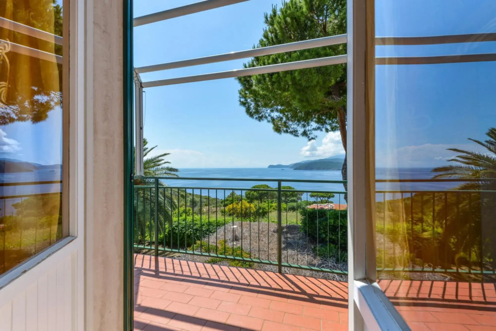 Three-room apartment with separate entrance, with large terrace overlooking the sea-Calipso