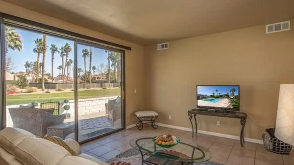 Stylish Condo With Golf Course Views