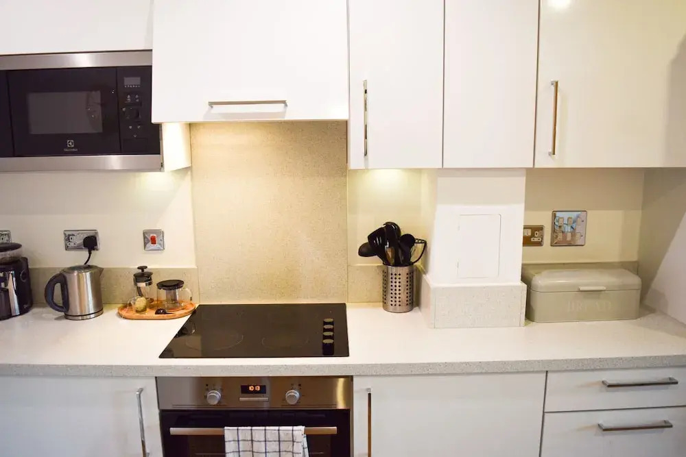 Modern 1 Bedroom House in Pontoon Dock