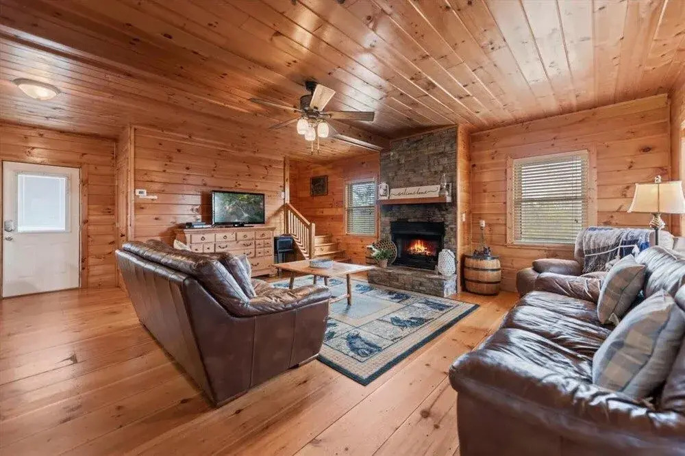Goose Island Getaway - Secluded Cabin Mountain View Fireplace Hot Tub