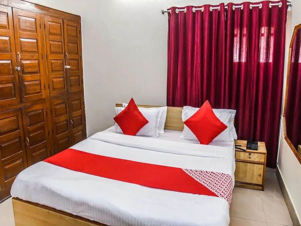 OYO 14606 Holiday Inn