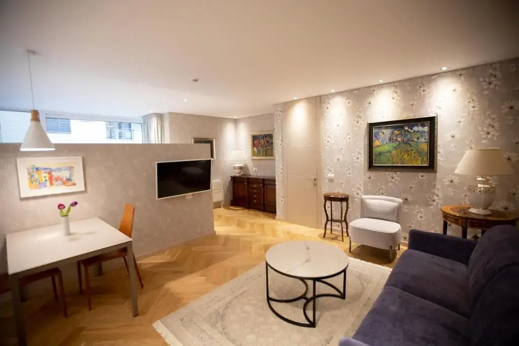 Seven Luxury Suites