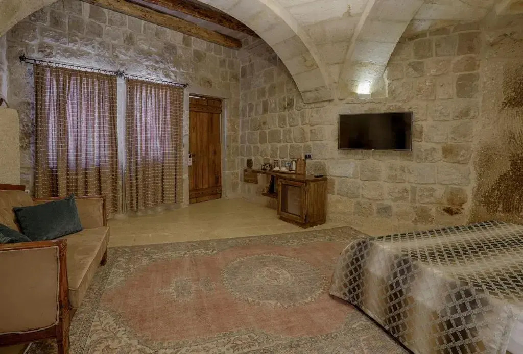 Hera Cave Suites