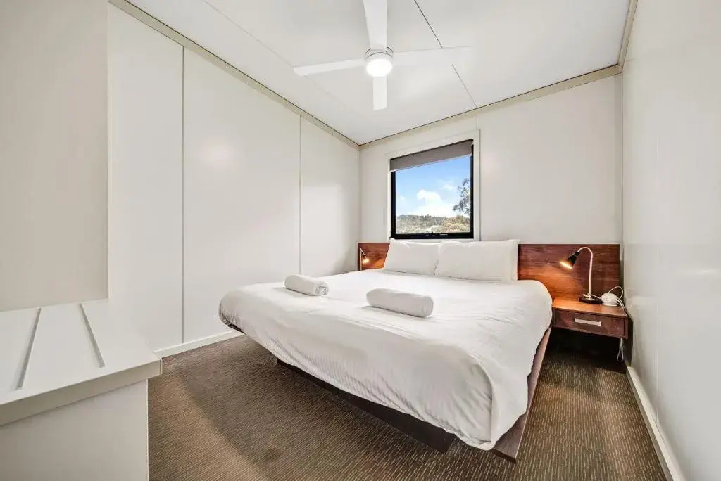 Ecocrackenback 9 'Sustainable, luxurious chalet close to the slopes.'