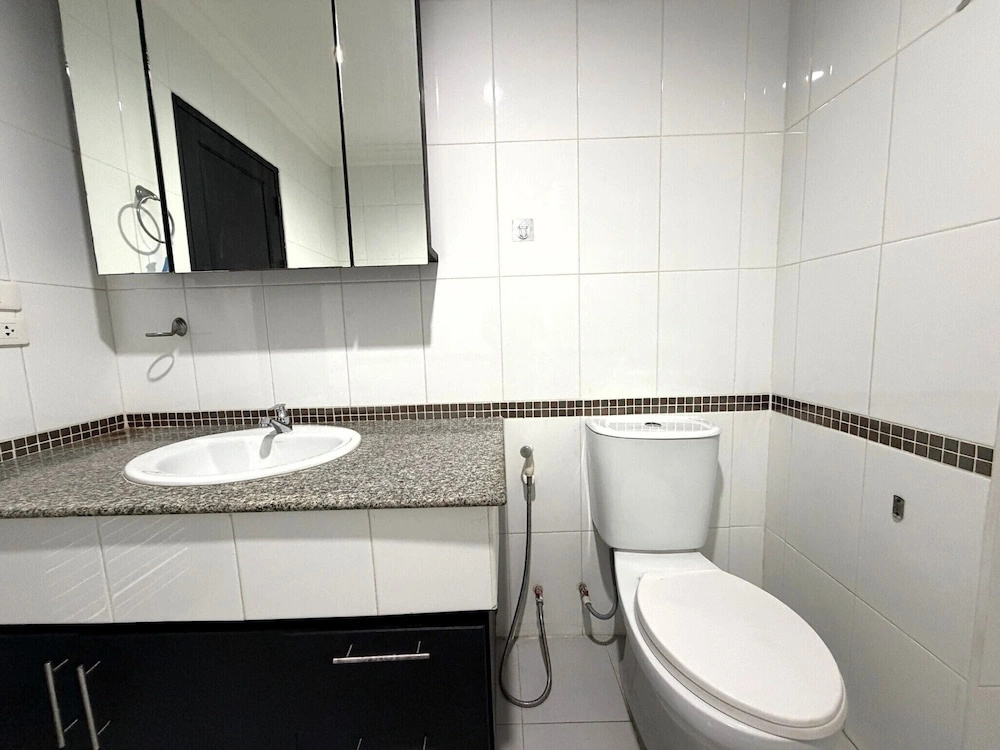 1-bedroom Pool-view Condo With Large Balcony - Jomtien