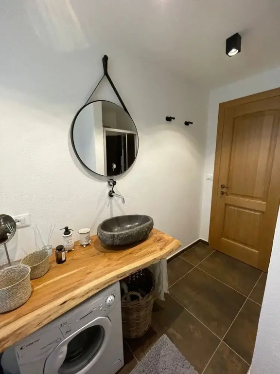 New Newly Renovated Apartment Palleusieux