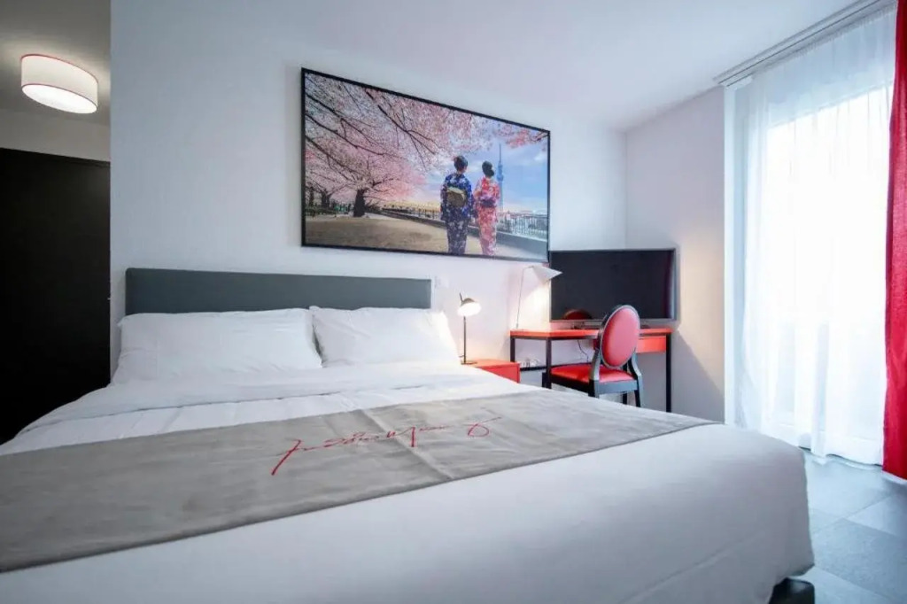 "The Freddie Mercury" Hotel