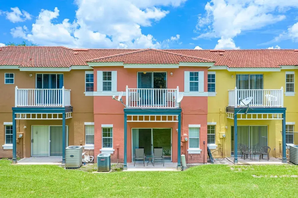 952lb 3 Bedroom Townhouse