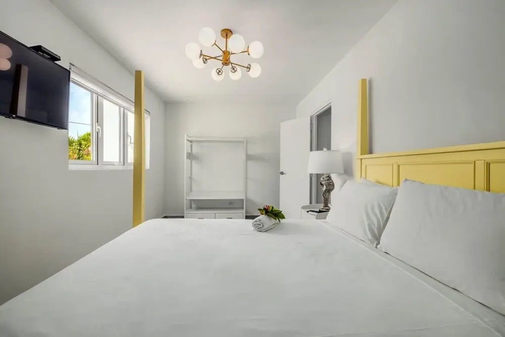 NEW Modern 3 Bedroom 10 Minute Walk to the Beach