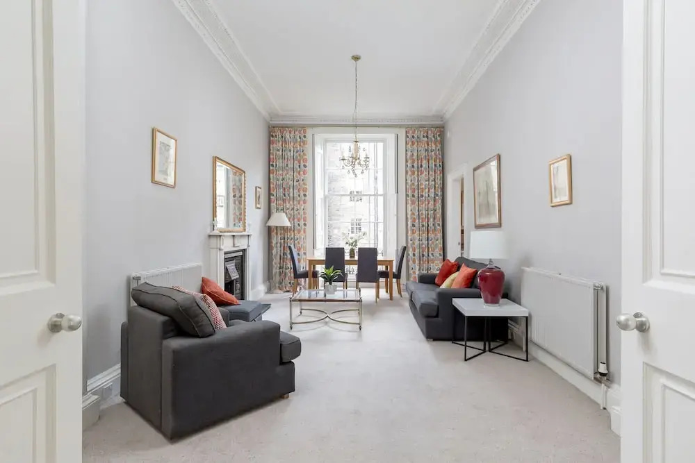Light and Spacious 2 Bedroom Flat in Heart of Edinburgh