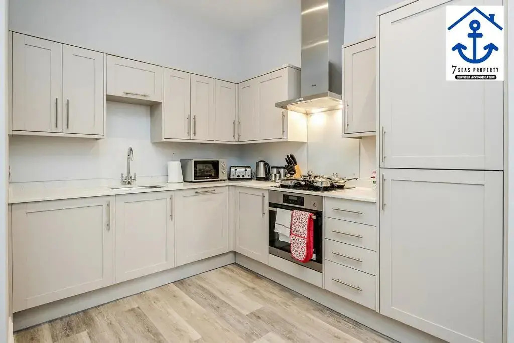 Luxury Apartment High Street Maidenhead w Parking