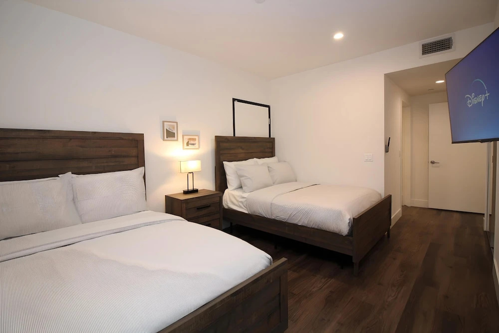 Los Angeles Grand Suites • Free Reserved Parking