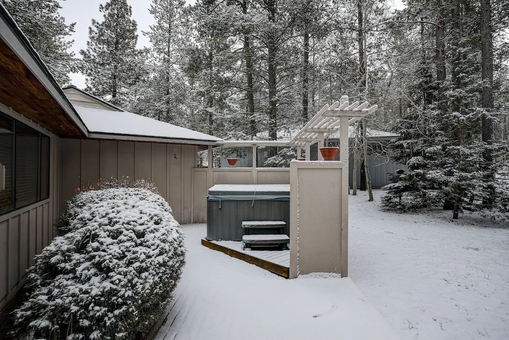 Pet-Friendly 6 Otter Home features Bikes to Explore Sunriver Village