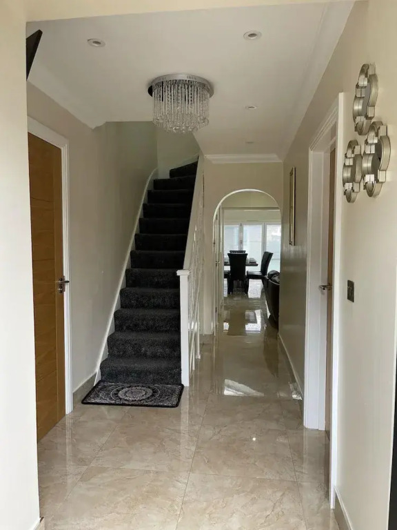 New Luxury Modern House Near Airport Free Parking